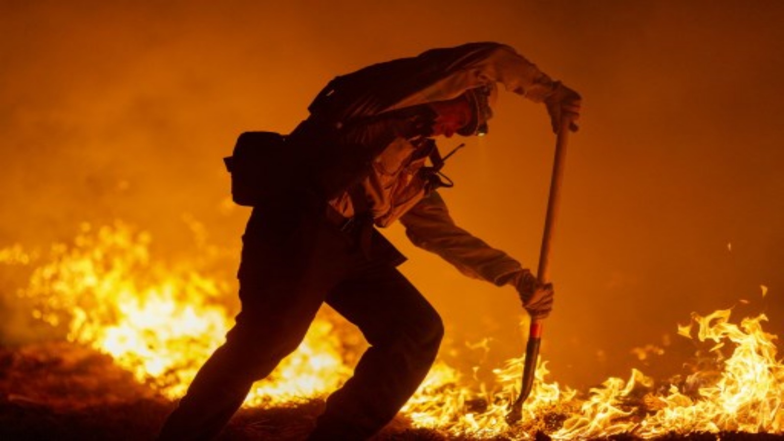 رجال الإطفاء في مقاطعة لوس أنجلوس ، باستخدام الأدوات اليدوية فقط ، يمنعون النار من القفز عند حريق في حريق بوبكات في غابة أنجيليس الوطنية في 11 سبتمبر 2020 شمال مونروفيا ، كاليفورنيا.