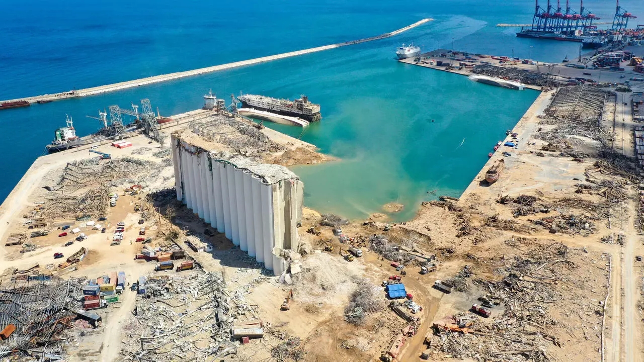صورة من الجو لموقع الانفجار في مرفأ بيروت ملتقطة في 9 اغسطس 2020