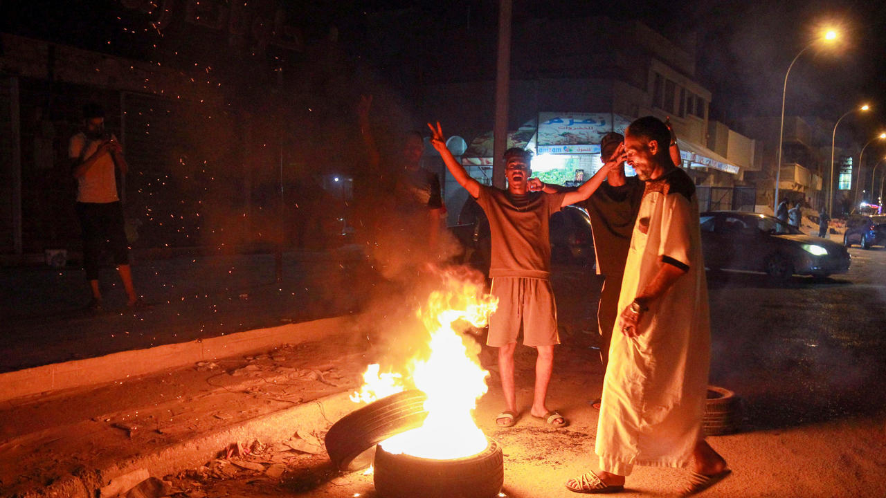 شبان ليبيون يحرقون اطارات في مدينة بنغازي في شرق البلاد احتجاجا على تردي الاوضاع المعيشية في 12 أيلول/سبتمبر 2020