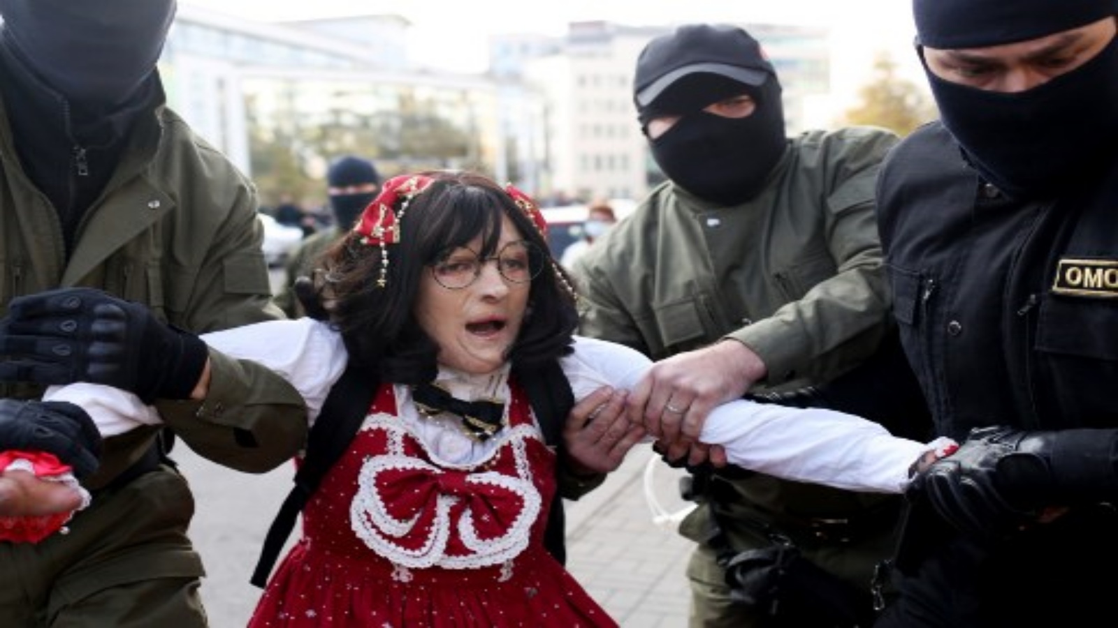 ضباط إنفاذ القانون يعتقلون امرأة خلال مسيرة للاحتجاج على نتائج الانتخابات الرئاسية البيلاروسية في مينسك في 19 سبتمبر 2020. 
