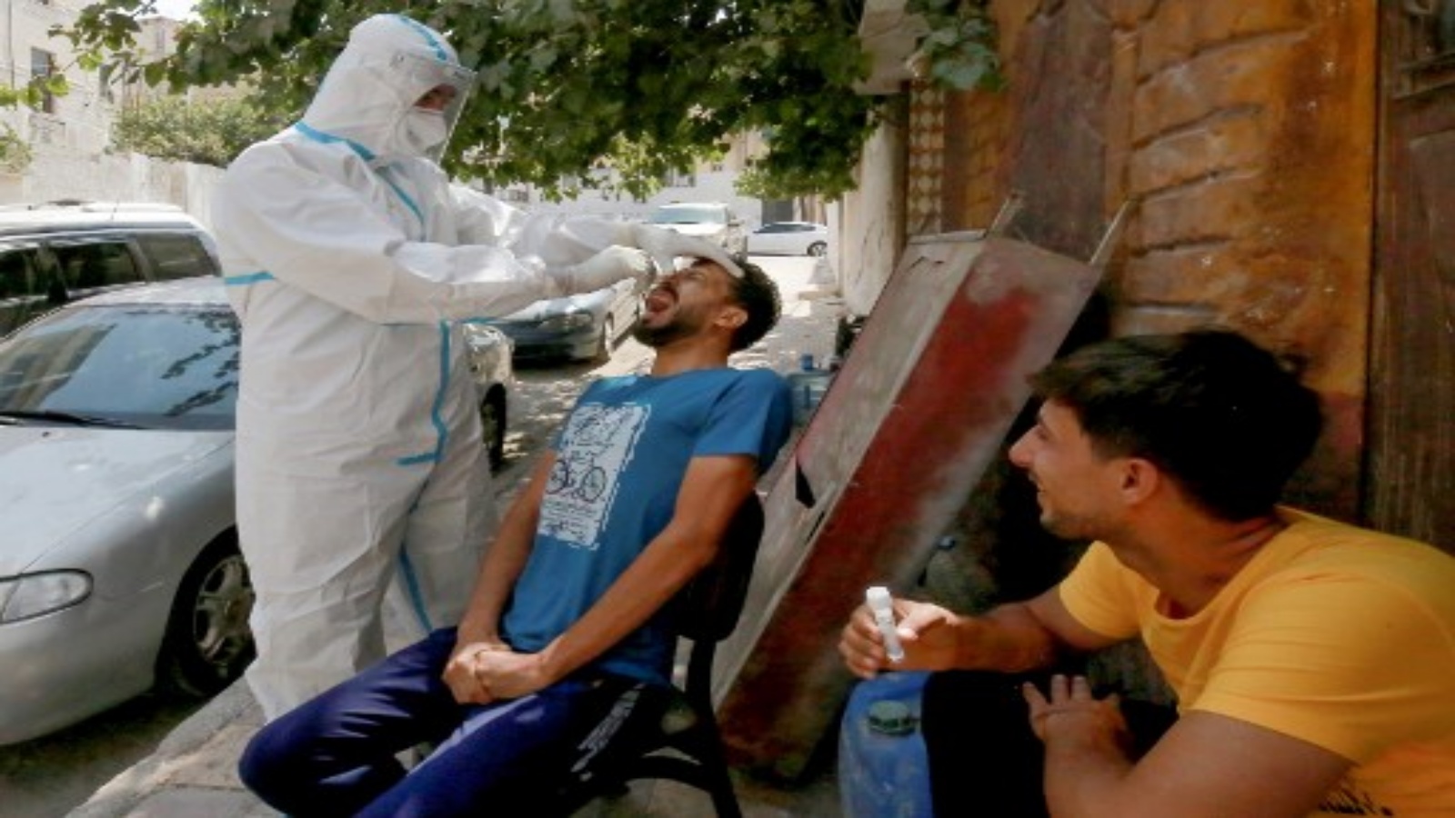 أخذ عينة مسحة من أنف رجل لمرض فيروس كورونا COVID-19 في إحدى ضواحي العاصمة الأردنية عمان ، بعد ارتفاع في عدد الإصابات ، في 4 سبتمبر 2020.