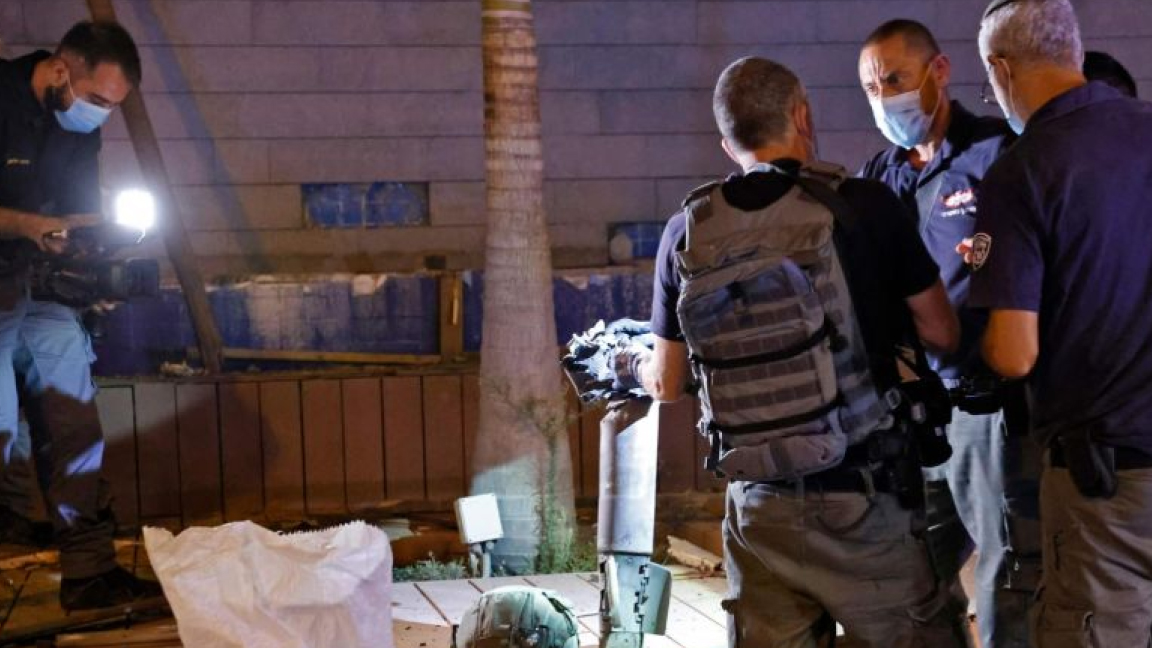 الشرطة الإسرائيلية تعاين موقع سقوط صاروخ أطلق من غزة على أشدود الثلاثاء