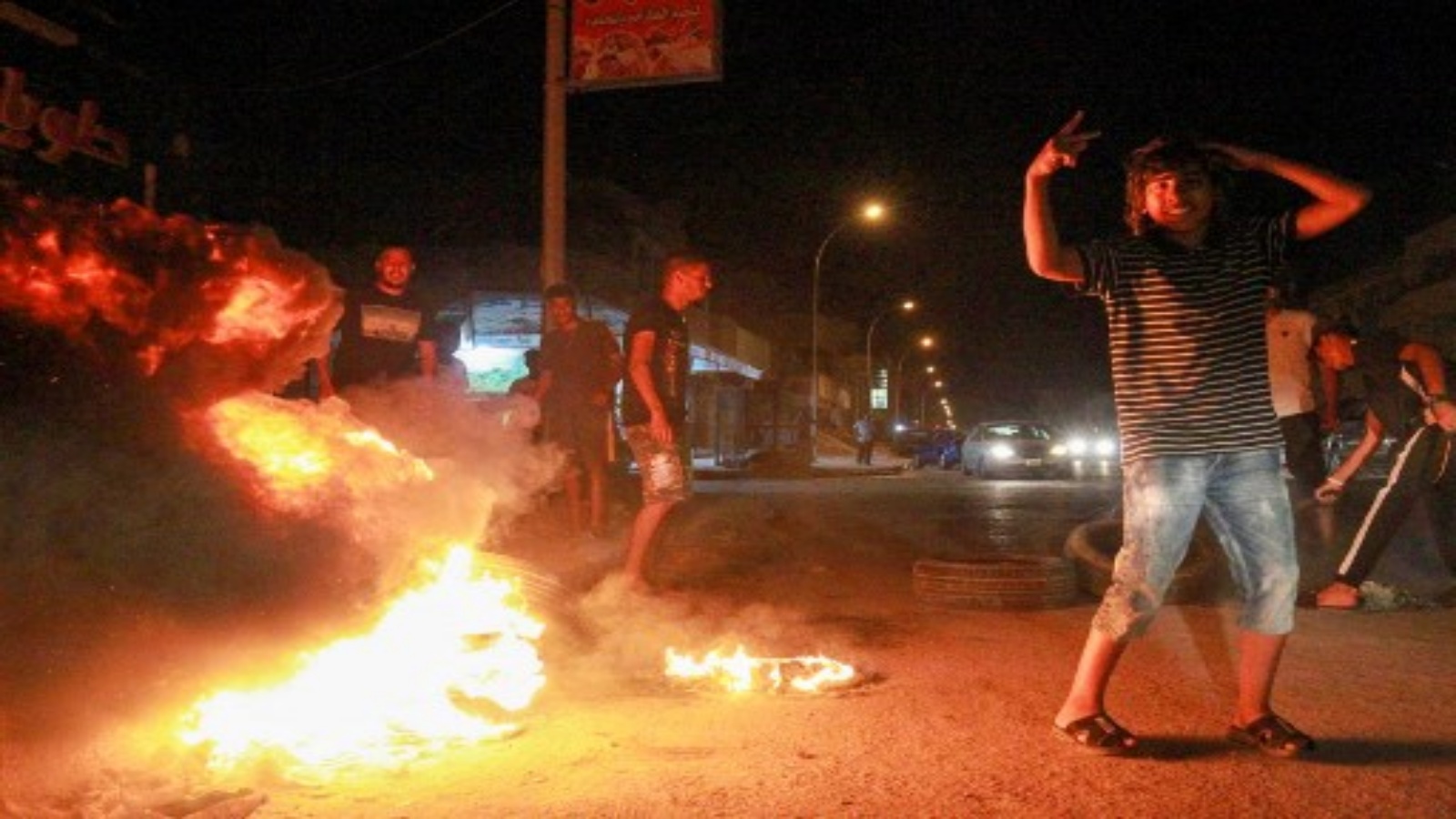 شباب ليبيون يغلقون طريقًا بإطارات محترقة في مدينة بنغازي الساحلية بشرق ليبيا في 12 سبتمبر 2020 ، احتجاجًا على سوء الخدمات العامة والظروف المعيشية