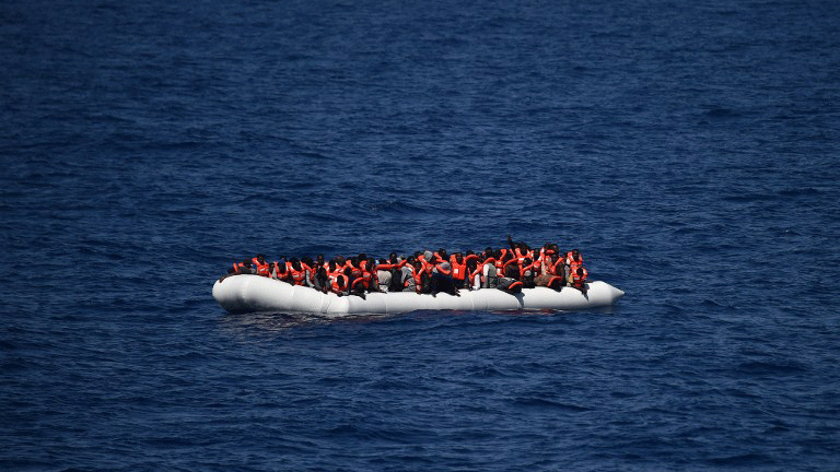 صورة توضيحية لقارب يقل مهاجرين في البحر المتوسط