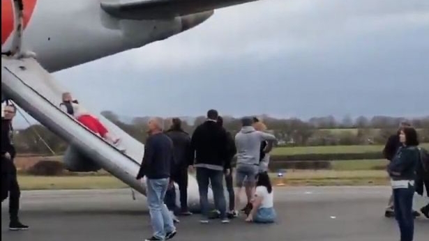 الركاب الذين خرجوا لم يعرفوا ماذا يفعلون بعد أن كانوا على جناح الطائرة