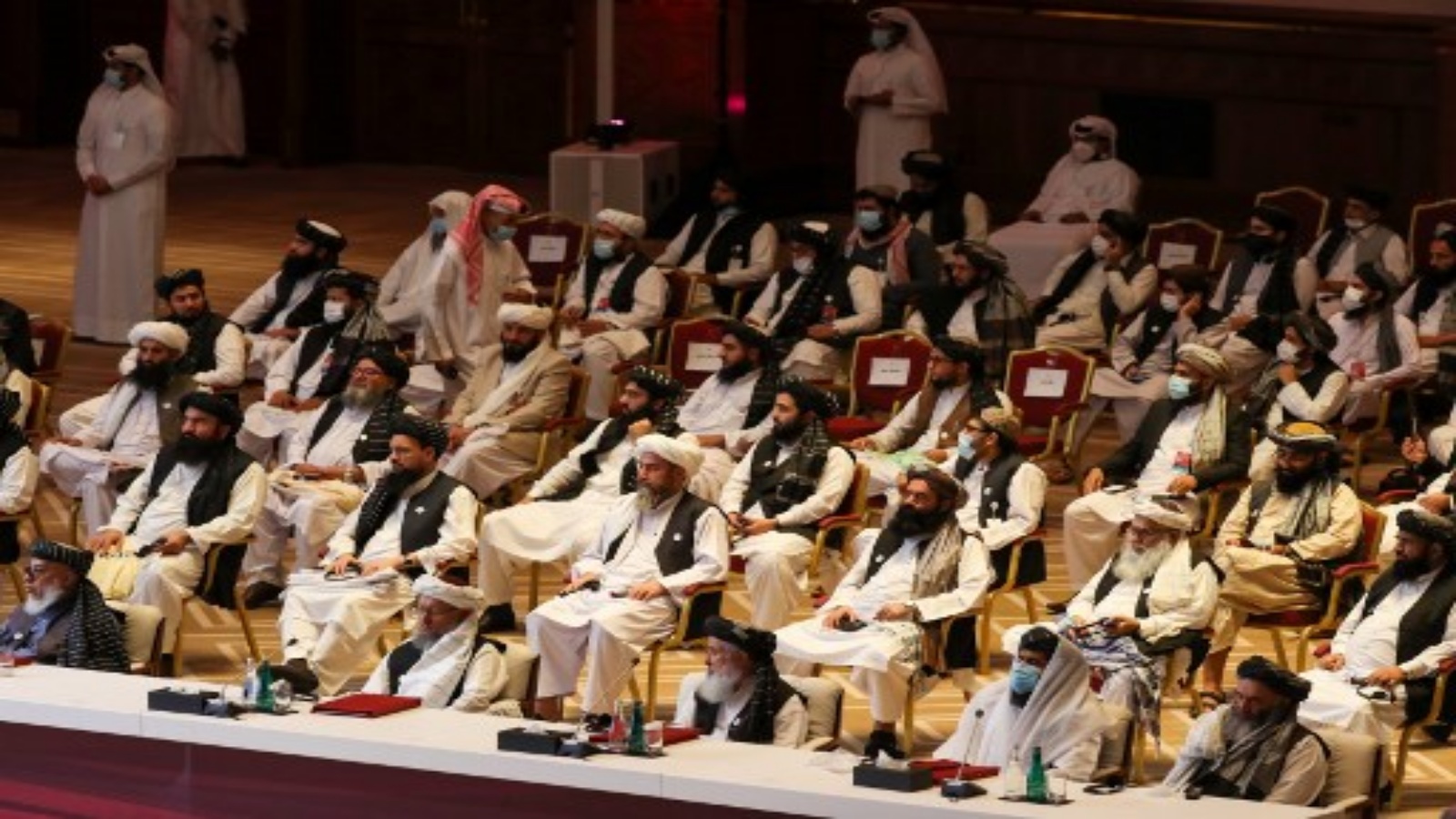 أعضاء وفد طالبان يحضرون الجلسة الافتتاحية لمحادثات السلام بين الحكومة الأفغانية وطالبان في العاصمة القطرية الدوحة في 12 سبتمبر 2020