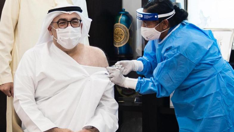 وزير الصحة الإماراتي أثناء تلقيه جرعة اللقاح 