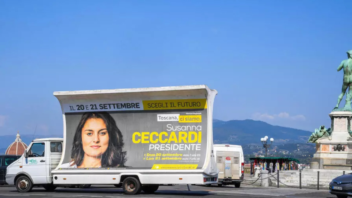 لافتة إعلانية لإحدى المرشحات لانتخابات الأحد والإثنين تجول في فلورنسا الخميس