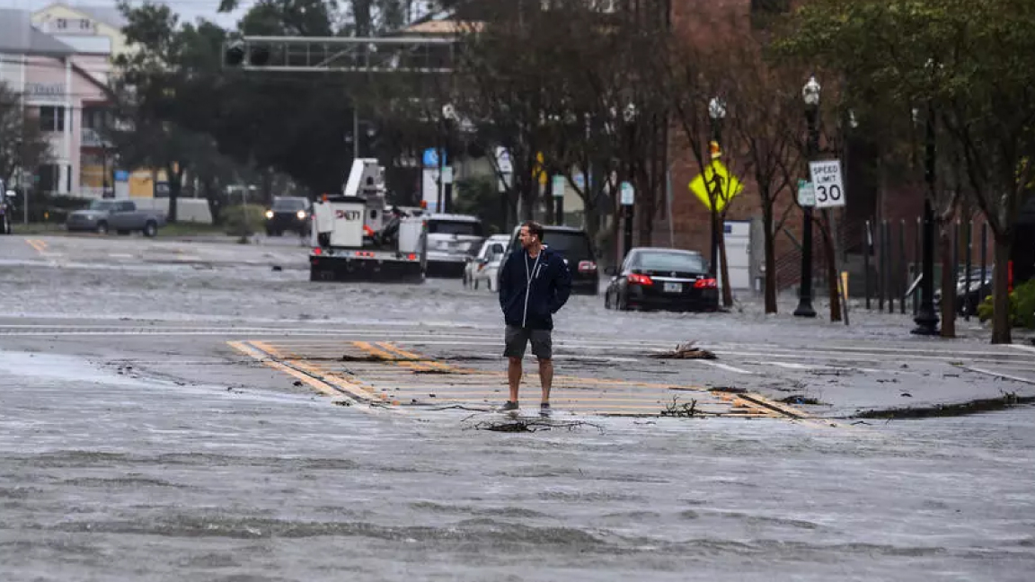 طريق غمرته السيول في فلوريدا الأربعاء