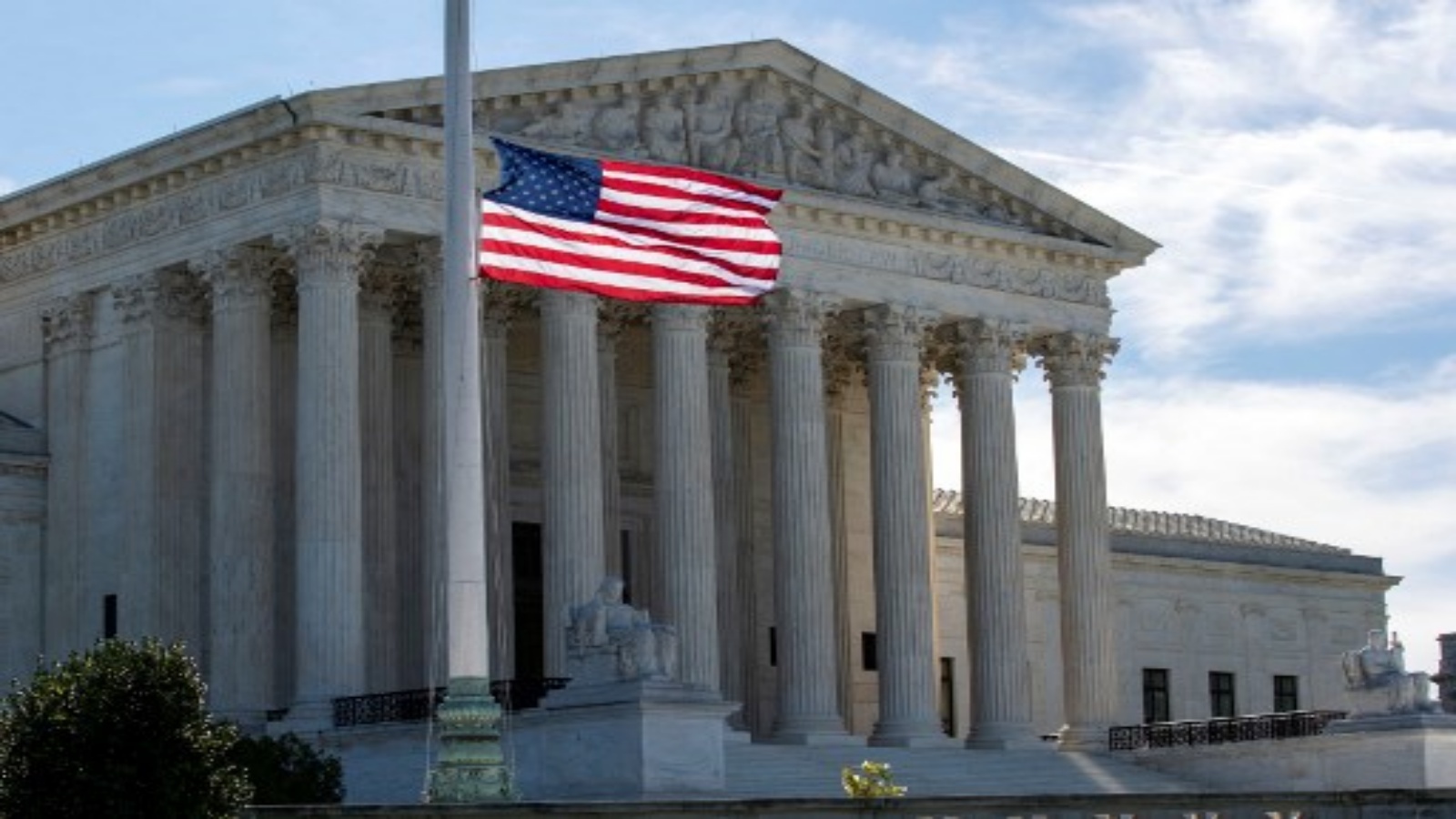 علم الولايات المتحدة يرفرف على نصف الموظفين خارج المحكمة العليا الأمريكية إحياء لذكرى القاضية روث بادر جينسبيرغ ، في واشنطن العاصمة ، في 19 سبتمبر 2020