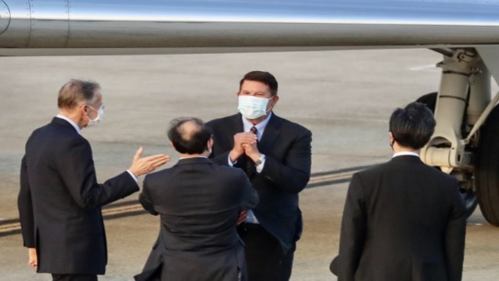 كيث كراش وكيل وزارة الخارجية الأمريكية للنمو الاقتصادي والطاقة والبيئة ، يشير بعد هبوطه في مطار سونغشان في تايبيه في 17 سبتمبر 2020