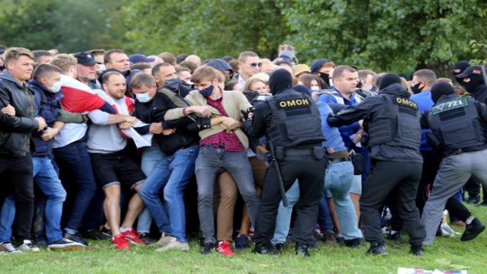 ضباط إنفاذ القانون يعتقلون المتظاهرين خلال مسيرة احتجاجية على نتائج الانتخابات الرئاسية في مينسك في 13 سبتمبر 2020.
