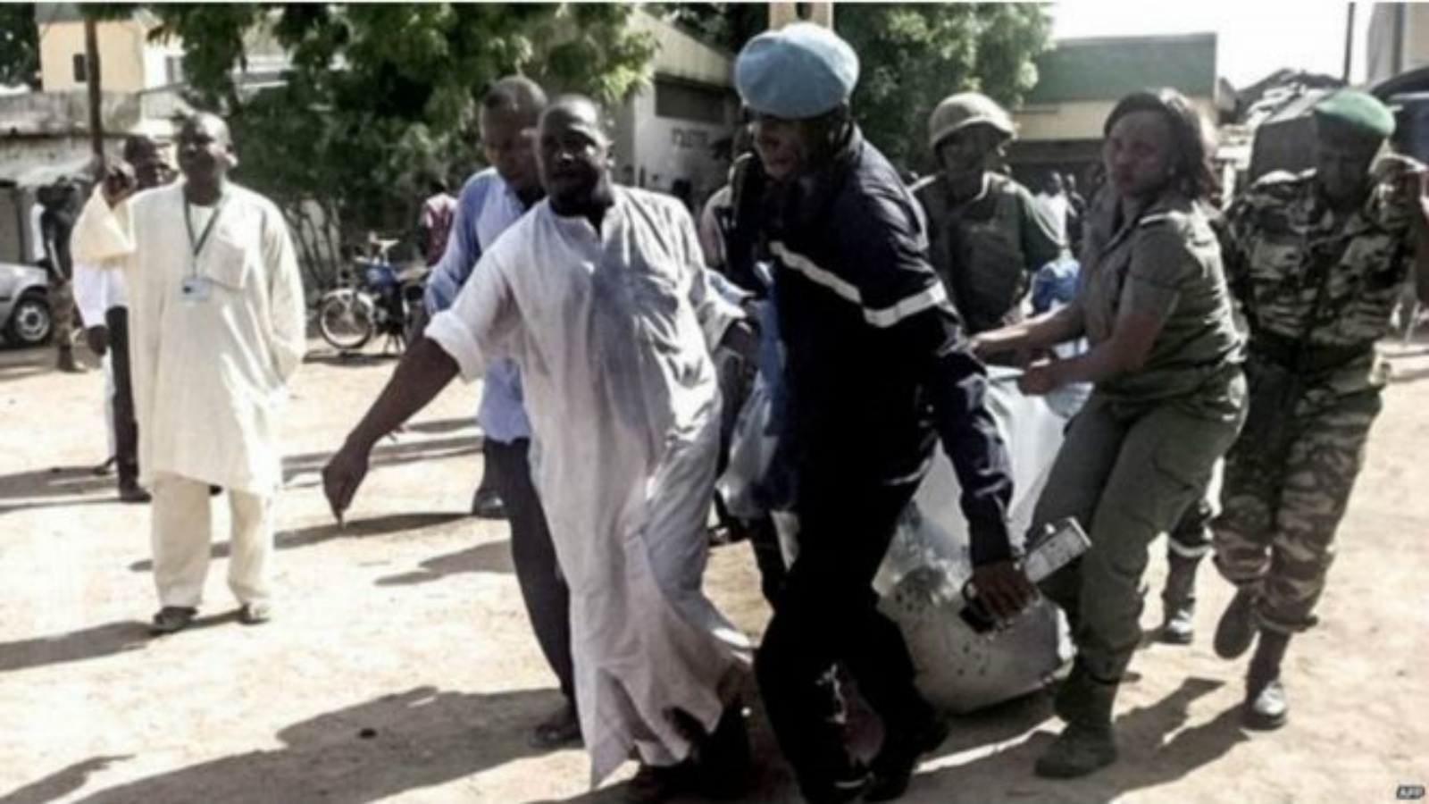 تشهد منطقة مايو-موسكوتا القريبة من الحدود مع نيجيريا بشكل منتظم اعتداءات تنفّذها جماعة بوكو حرام أو تنظيم الدولة الإسلامية في غرب إفريقيا
