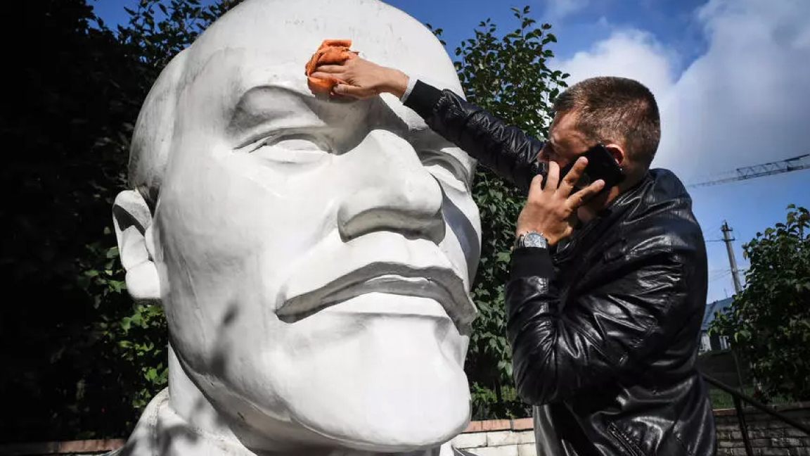 شيوعي في نوفوسيبيرسك ينظف تمثال لينين في 9 سبتمبر الجاري