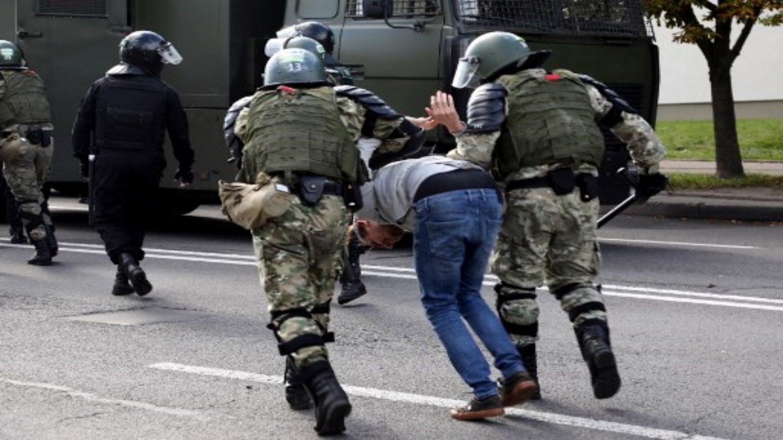 ضباط إنفاذ القانون يعتقلون رجلًا خلال مسيرة احتجاجية على نتائج الانتخابات الرئاسية في مينسك في 13 سبتمبر 2020