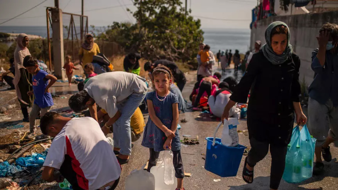لاجئون في ليسبوس اليونانية يلملمون حاجياتهم بعد حريق مخيم موريا