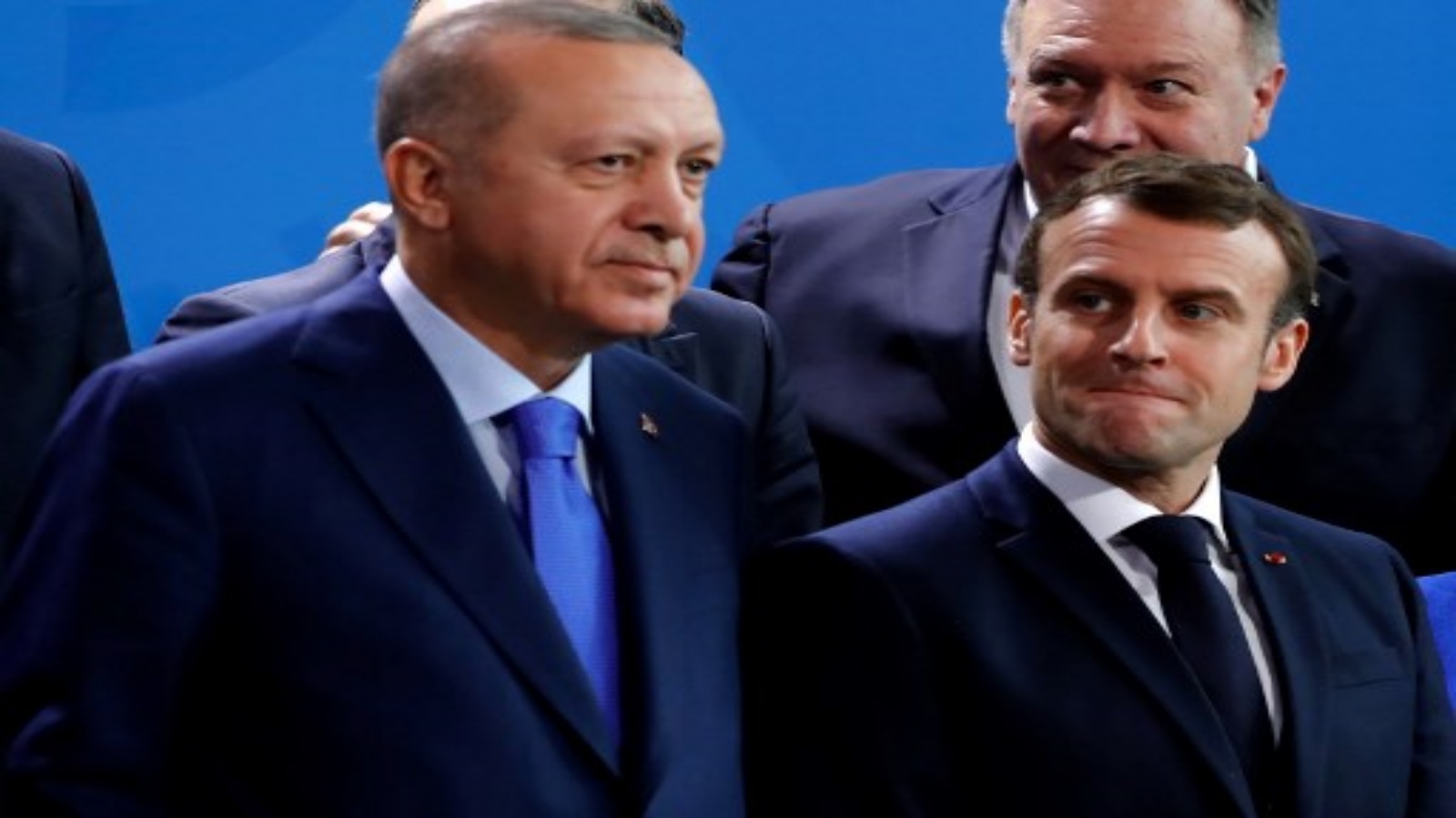 تظهر هذه الصورة التي التقطت في 19 يناير 2020 الرئيس التركي رجب طيب أردوغان (إلى اليسار) والرئيس الفرنسي إيمانويل ماكرون جنبًا إلى جنب خلال قمة السلام حول ليبيا في المستشارية في برلين