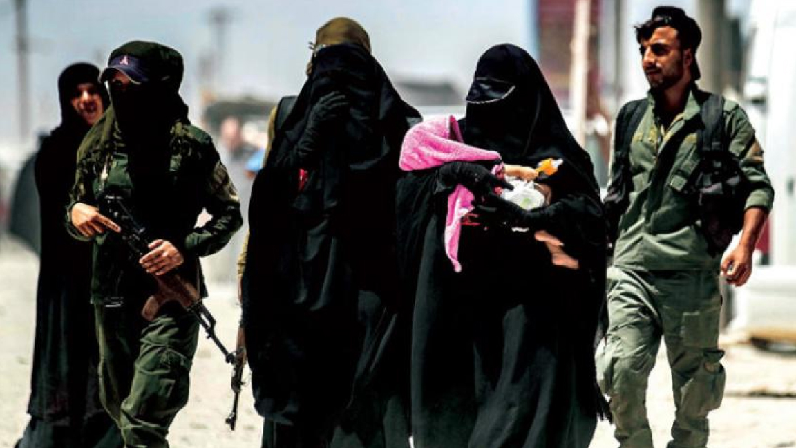 زوجات وأرامل مقاتلي داعش الأجنبيات موجودات في مخيم الهول بسوريا