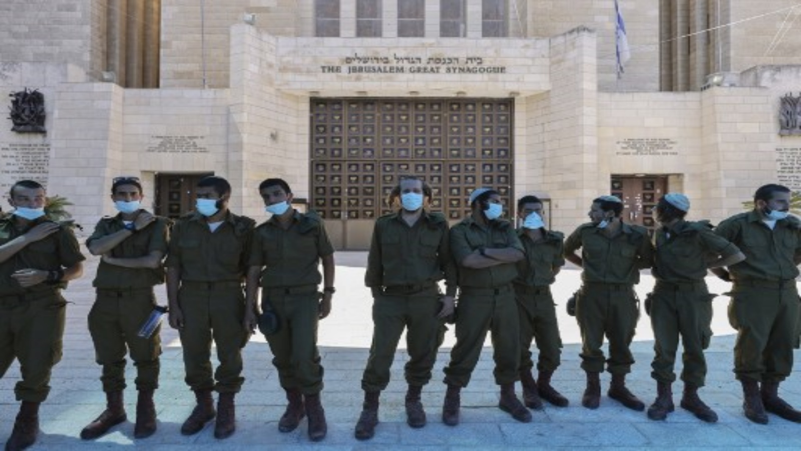 جنود إسرائيليين يرتدون أقنعة لتجنب انتشار فيروس كورونا Covid-19 خارج كنيس القدس الكبير المغلق. سيتم إغلاق المعبد اليهودي الكبير في القدس لأول مرة خلال السنة اليهودية الجديدة