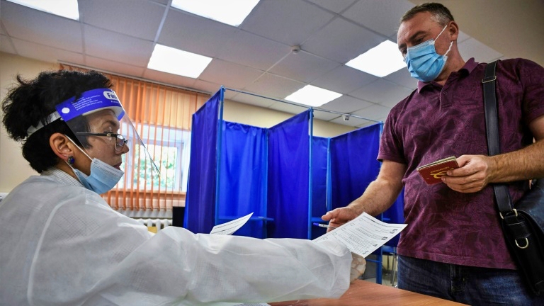 أحد الناخبين في مركز اقتراع في نوفوسيبيرسك في 13 سبتمبر 2020