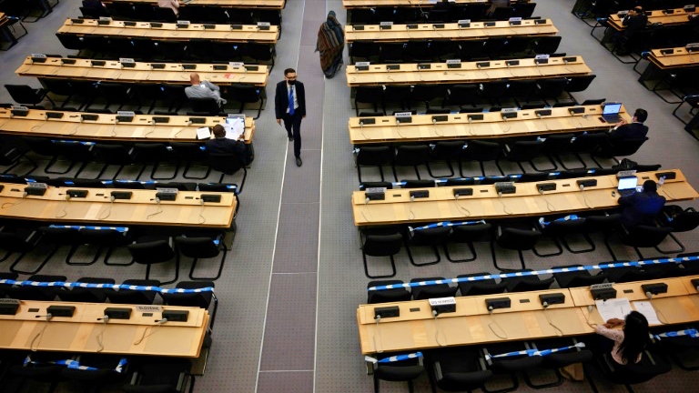 مندوبون خلال جلسة لمجلس حقوق الانسان في مقر الأمم المتحدة في جنيف في 16 سبتمبر 2020