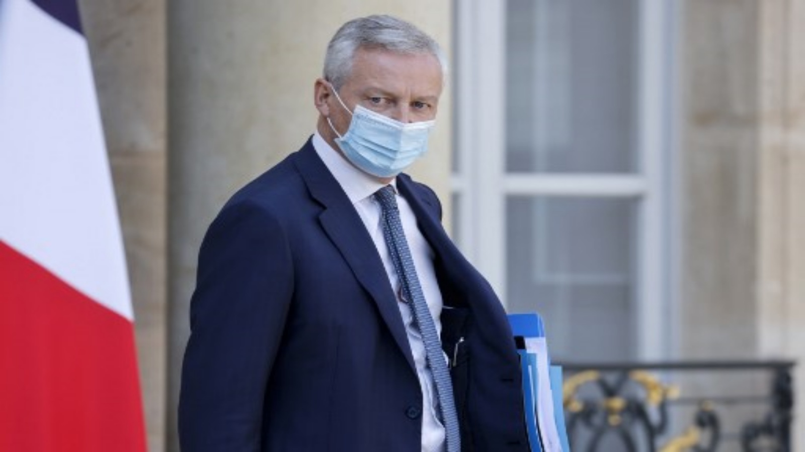 وزير الاقتصاد والمالية الفرنسي برونو لو مير ، مرتديًا قناع الوجه ، يغادر بعد الاجتماع الأسبوعي لمجلس الوزراء في قصر الإليزيه في باريس ، في 16 سبتمبر 2020. 