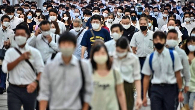 اللقطة من طوكيو: يابانيون يتجهون الى أعمالهم ويضعون أقنعة وجه لمنع انتشار فيروس كورونا