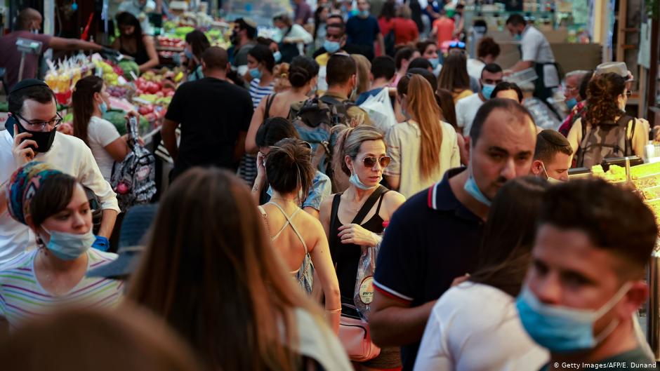سوق مزدحم في القدس في تناقض فاضح مع الإجراءات التي توصي بالتباعد الاجتماعي