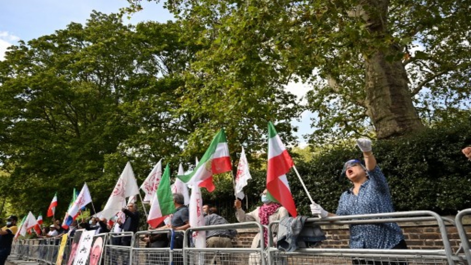 متظاهرون أثناء مظاهرة خارج السفارة الإيرانية في لندن في 12 سبتمبر 2020 ضد إعدام المصارع نويد افكاري في مدينة شيراز