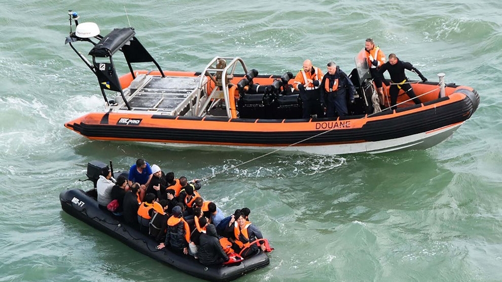 دورية بحرية فرنسية تعترض قارب مهاجرين كان متجها نحو الساحل الجنوبي لانكلترا في أغسطس 2019.