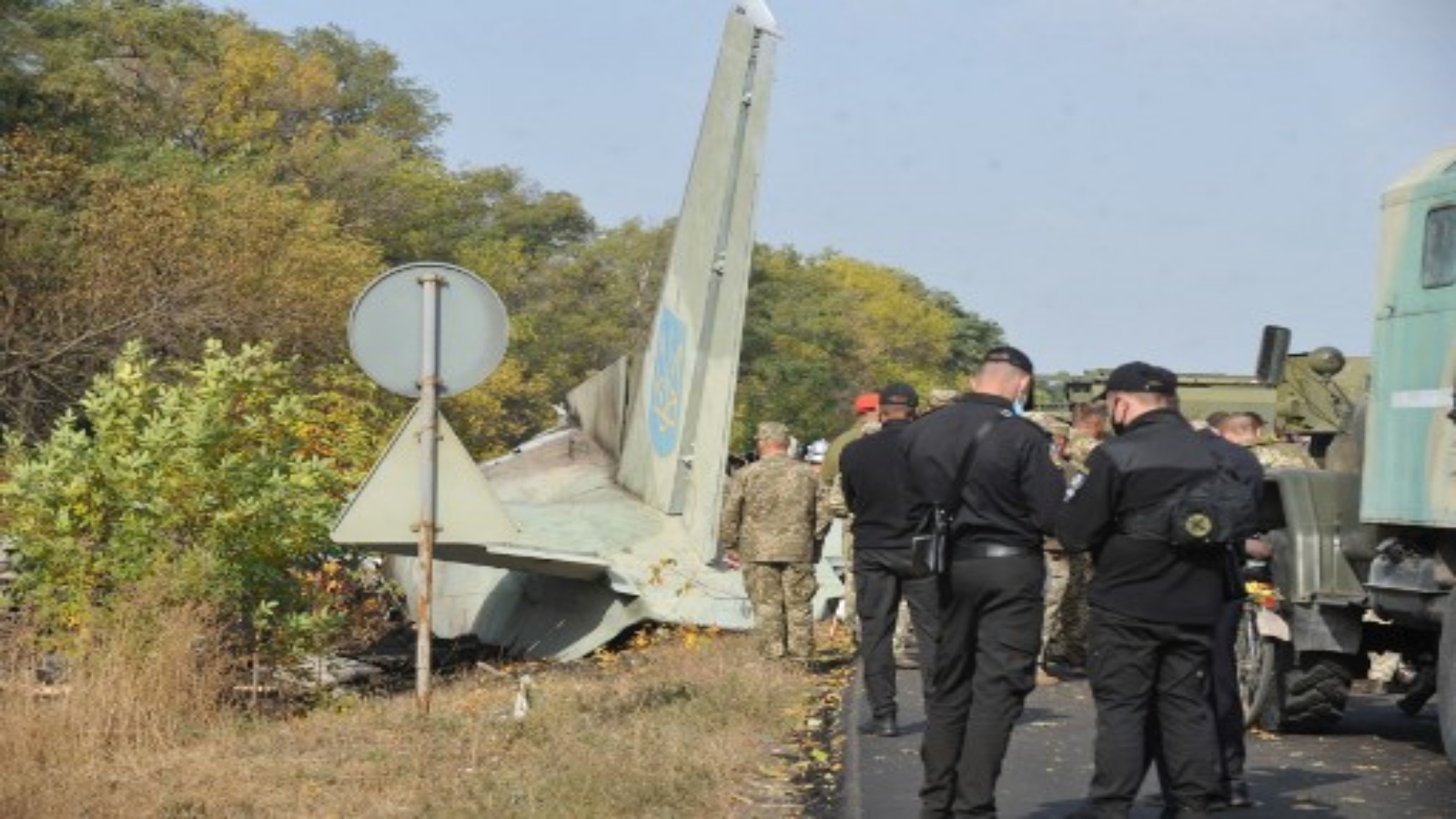 الجيش والخبراء يعملون في مكان تحطم طائرة نقل من طراز أنتونوف -26 في قاعدة تشوهيف الجوية العسكرية على بعد حوالي 30 كيلومترًا جنوب شرق خاركيف في 26 سبتمبر 2020.