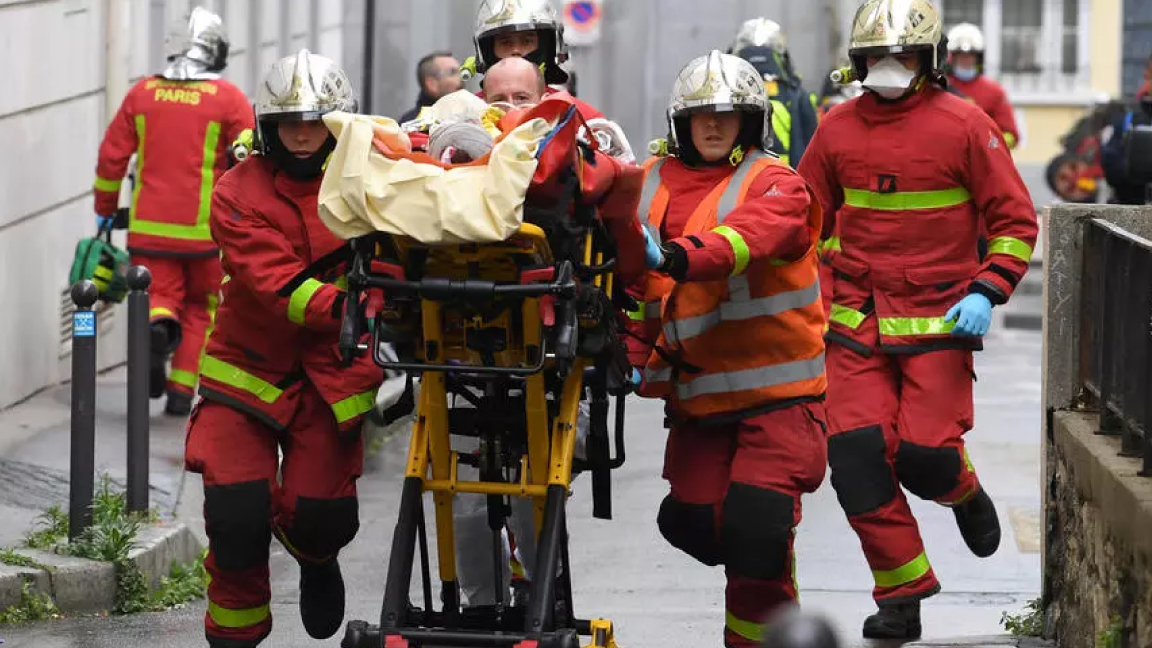أحد ضحايا هجوم شارلي إيبدو منقولًا إلى المستشفى الجمعة