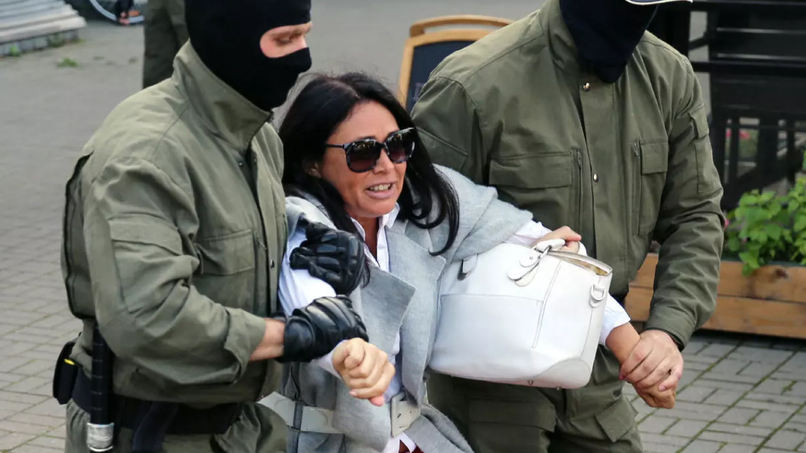 شرطيان يعتقلان محتجة بيلاروسية السبت