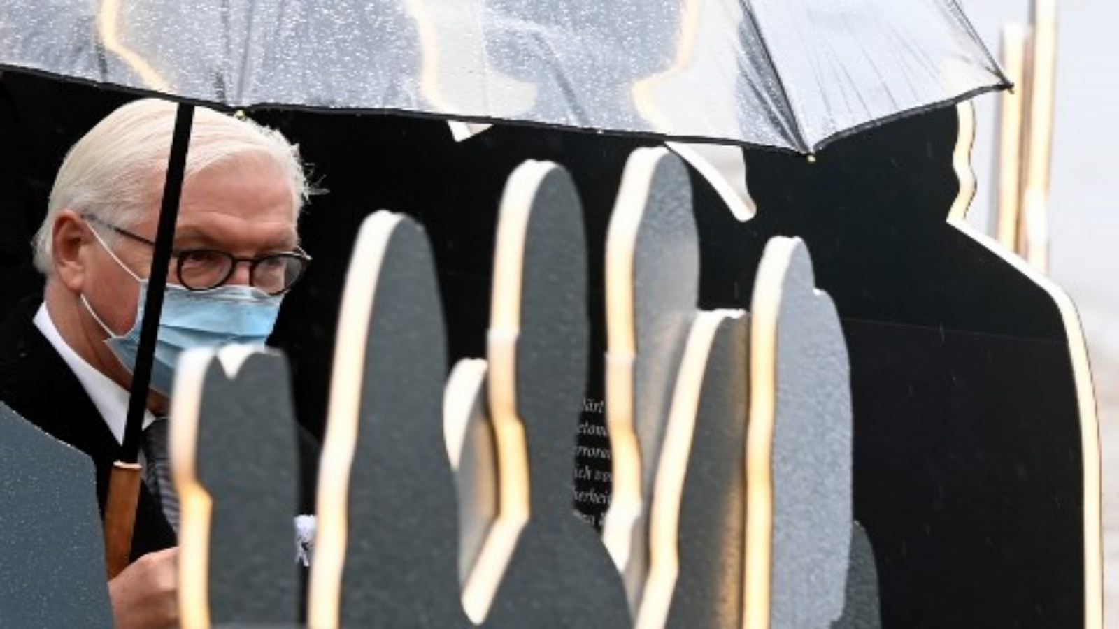 الرئيس الألماني فرانك فالتر شتاينماير يزور معرض التوثيق خلال الذكرى الأربعين للاحتفال بالذكرى الأربعين لهجوم أوكتوبرفست في ميونيخ في 26 سبتمبر 2020