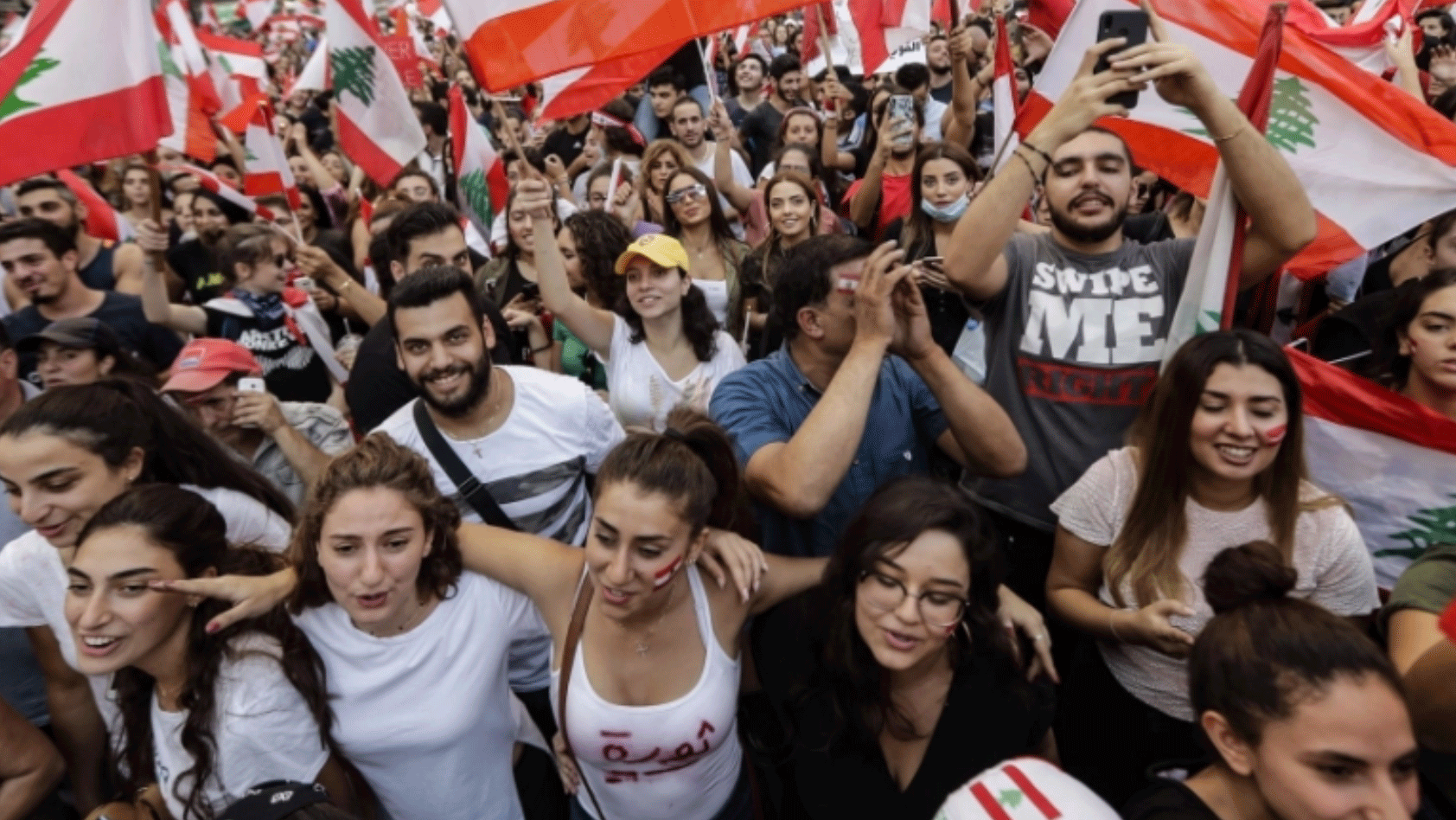 من تظاهرات لبنان احتجاجاً على الوضع الاقتصادي والمعيشي المتردي
