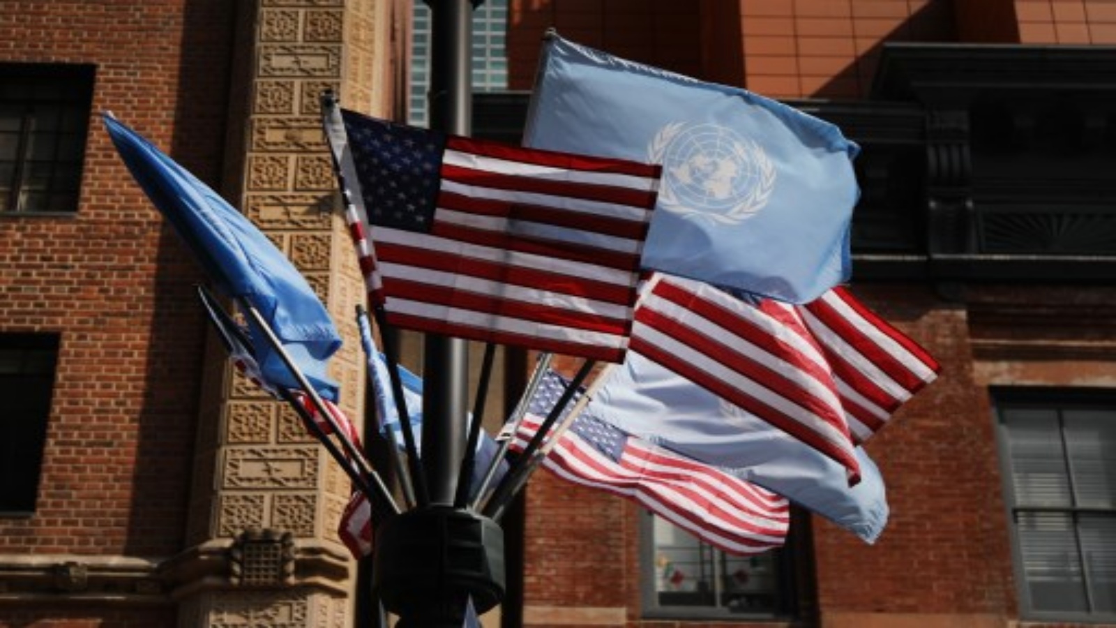 أعلام الولايات المتحدة والأمم المتحدة ترفرف أمام مقر الأمم المتحدة في مانهاتن في أول يوم رسمي من الدورة الخامسة والسبعين للجمعية العامة للأمم المتحدة في 22 سبتمبر 2020 في مدينة نيويورك