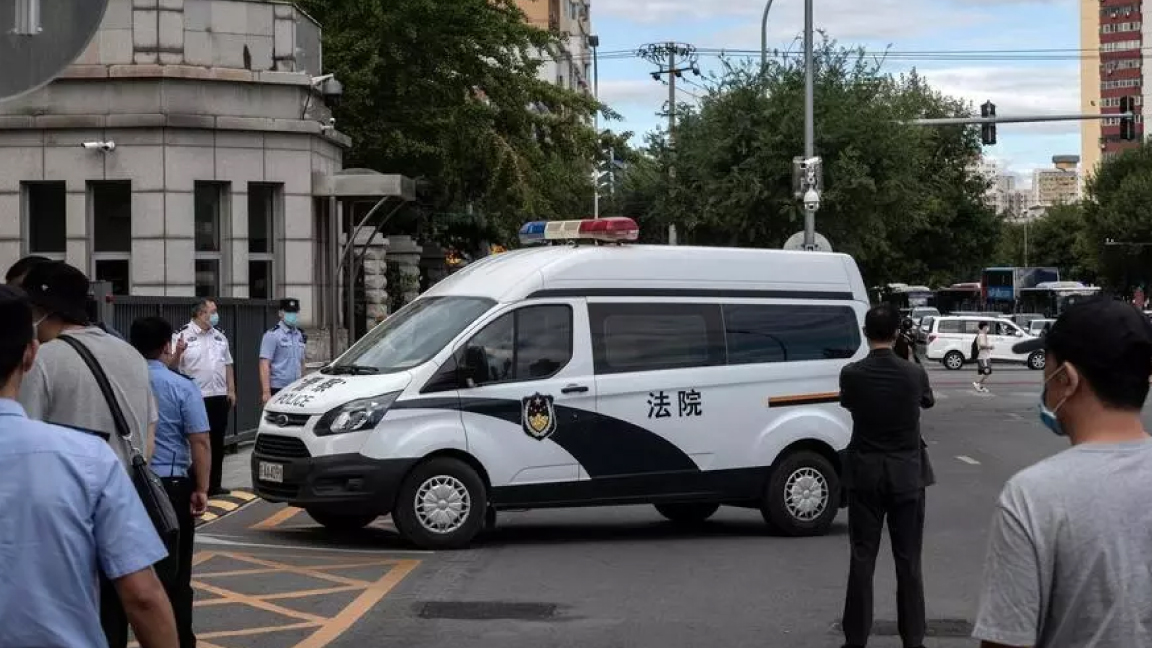 سيارة الشرطة التي نقلت رين شيتشيانغ إلى المحكمة في بكين في 11 سبتمبر