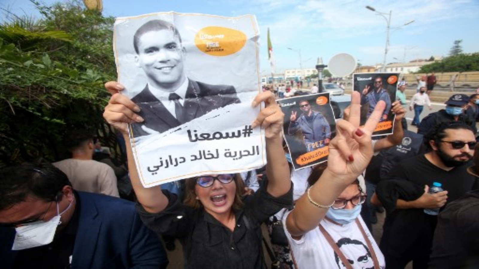 متظاهرون جزائريون يتجمعون خارج المحكمة بالعاصمة الجزائر في 15 سبتمبر 2020 دعما للصحفي خالد دراريني خلال استئنافه