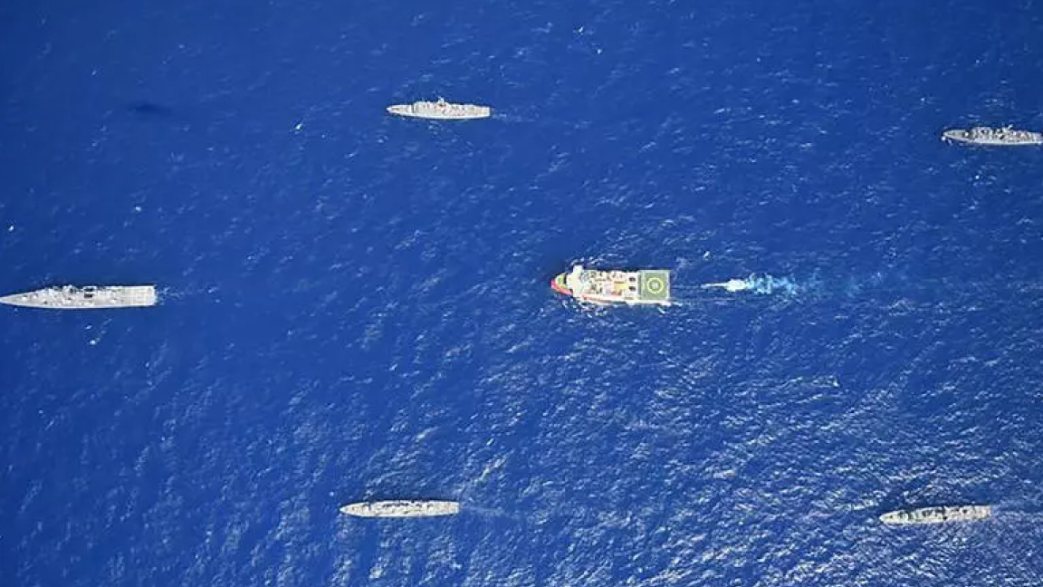 السفينة الاستكشافية عروج ريس وحاميتها البحرية قبالة أنطاليا في صورة وزعتها وزارة الدفاع التركية في 12 أغسطس الماضي 