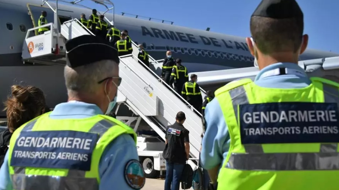 أفراد من الدفاع المدني الفرنسي أثناء مغادرتهم مطار رواسي الفرنسي إلى لبنان في 5 أغسطس