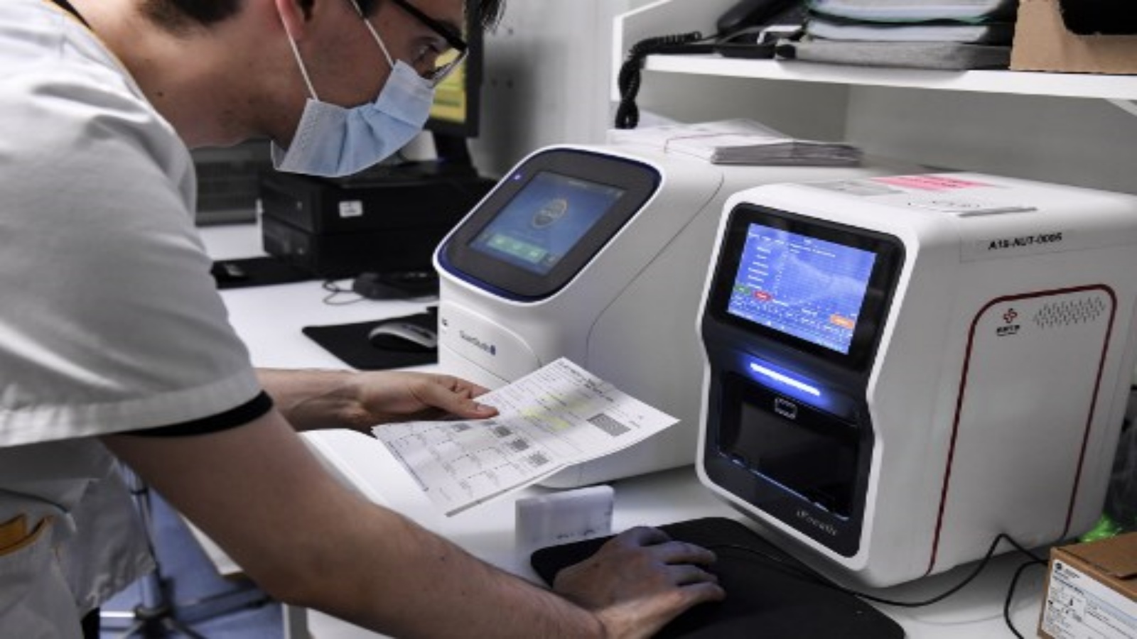 فني مختبر يفحص العينة أثناء اختبارات PCR لفحص Covid-19 (فيروس كورونا الجديد) في مختبر تحليل Eylau Unilabs في Neuilly-sur-Seine خارج باريس
