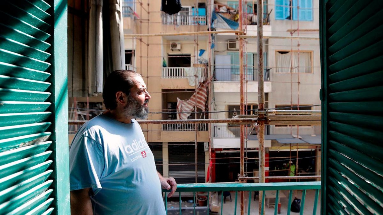 اللبناني-الأرمني ديكران جيوزوبيوكيان في منزله في حي مار ميخائيل في بيروت بعد تجديده من قبل الإتحاد الخيري العام الأرمني. أ ف ب