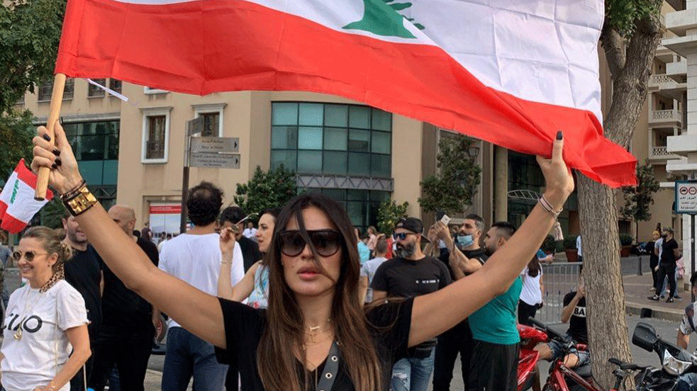 الممثلة نادين نسيب نجيم ترفع العلم اللبناني في إحدى التظاهرات في بيروت