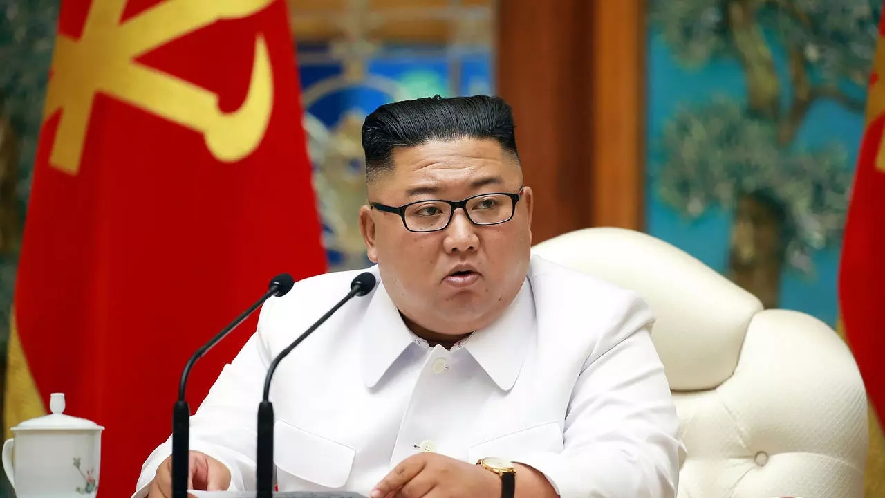 صورة وزعتها وكالة الانباء الكورية الشمالية للزعيم الكوري الشمالي كيم جونغ أون خلال اجتماع طارئ حول كوفيد-19 للمكتب السياسي في بيونغ يانغ في 25 يوليو 2020