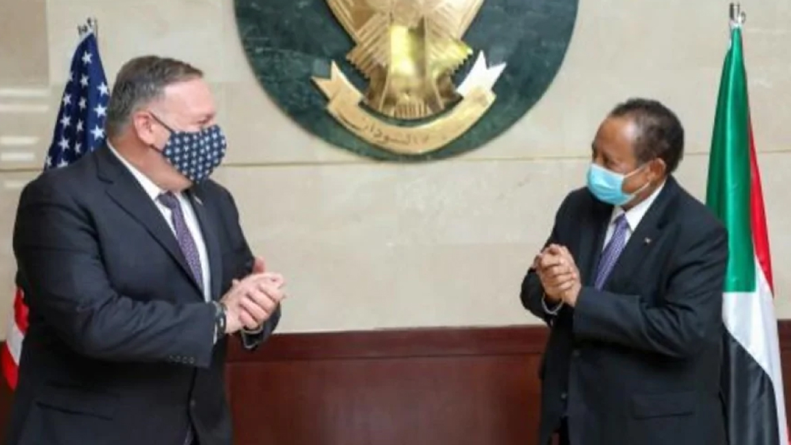 وزير الخارجية الأميركي مايك بومبيو ورئيس الحكومة الانتقالية في السودان عبدالله حمدوك في الخرطوم في 25 أغسطس