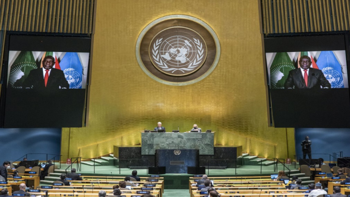 رئيس جنوب أفريقيا سيريل رامافوزا يلقي كلمته أمام الجمعية العامة للأمم المتحدة عبر الفيديو الإثنين