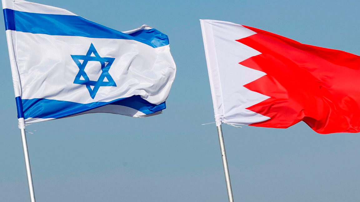 العلمان البحريني والإسرائيلي مرفوعان في مدينة حيفا الإسرائلية بعد الإعلان عن تطبيع العلاقات بين البلدين