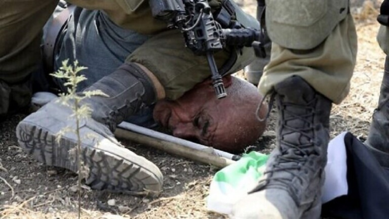 الناشط خيري حنون الذي القاه جندي إسرائيلي أرضًا وجثا بركبته على رقبته وشل حركته قبل 3 أسابيع