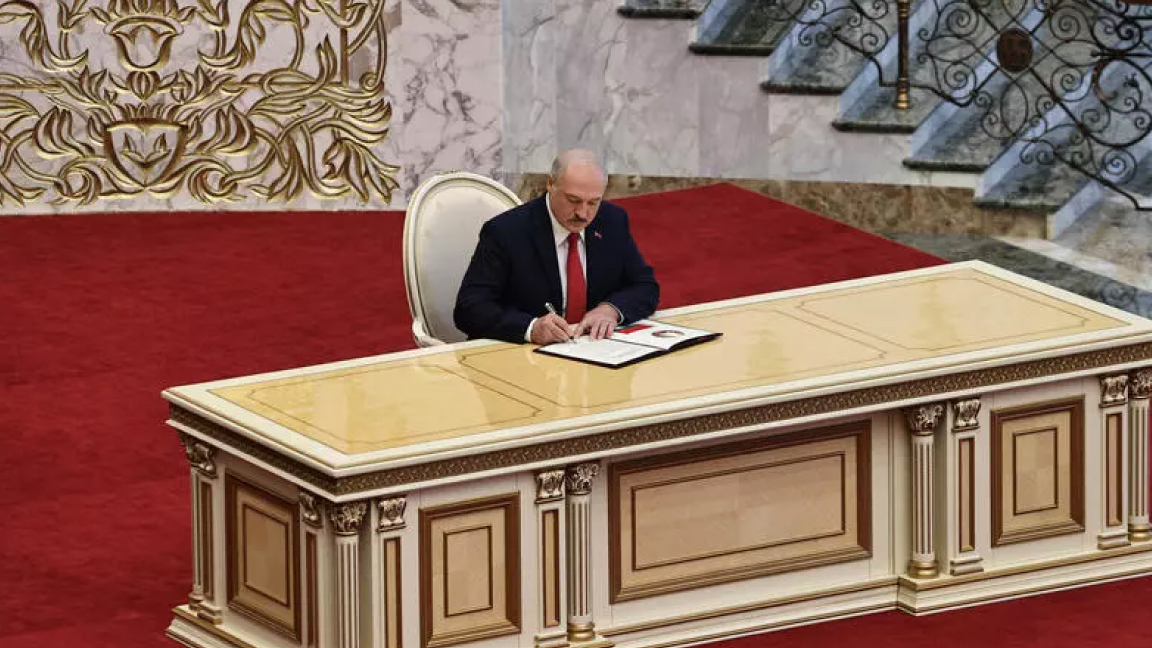 رئيس بيلاروسيا ألكسندر لوكاشنكو خلال مراسم تنصيبه السرية في مينسك الأربعاء