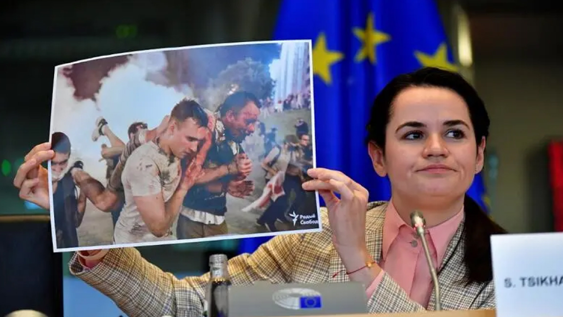 المعارضة البيلاروسية سفلتينا تيخانوفسكايا تعرض نماذج لقمع نظام لوكاشنكو في البرمان الأوروبي طالبة فرض عقوبات عليه الإثنين